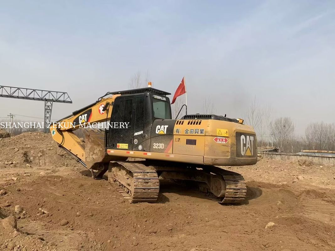 Versatile 2020 Cat 323D2 graafmachine 23 ton 4877 uur voor verschillende toepassingen