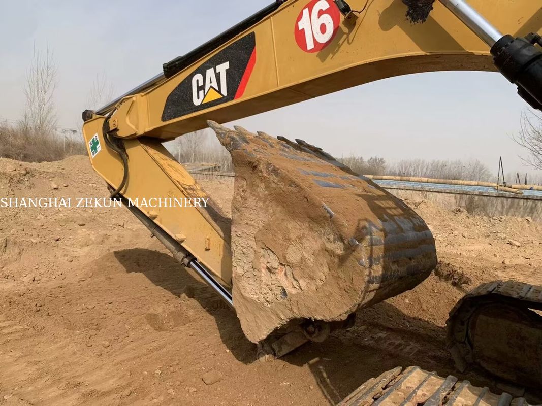 Versatile 2020 Cat 323D2 graafmachine 23 ton 4877 uur voor verschillende toepassingen