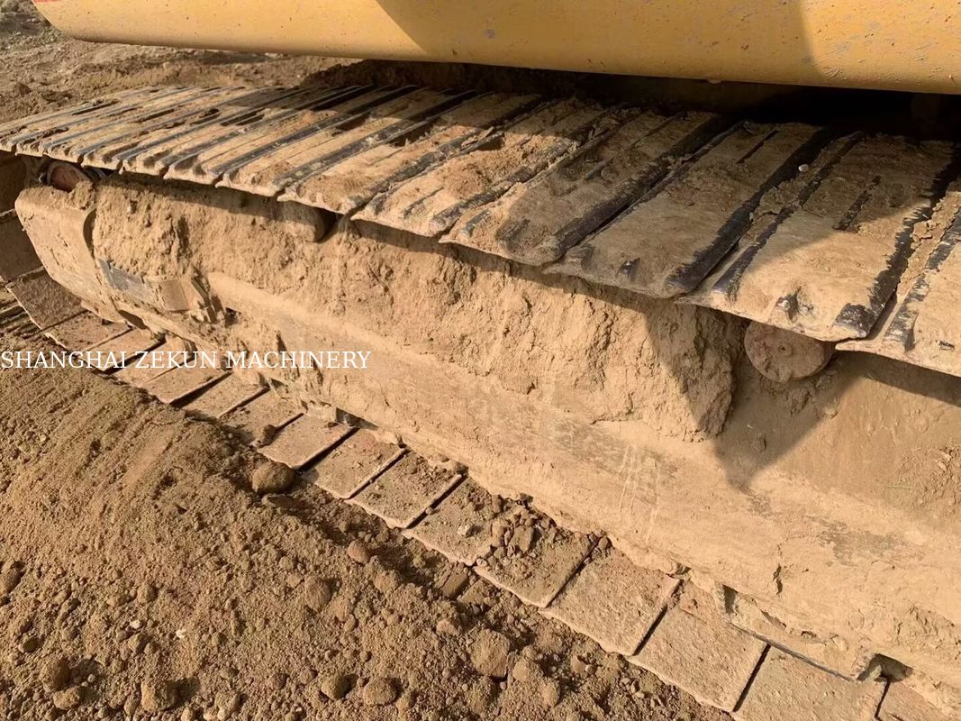 Versatile 2020 Cat 323D2 graafmachine 23 ton 4877 uur voor verschillende toepassingen