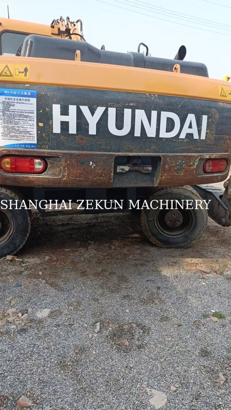 Hyundai R210W-9 Wielgraafmachine 330 L Brandstoftank Capaciteit En Hydraulische Klep