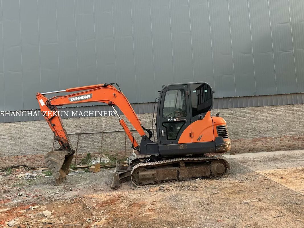 Doosan DX60 Graafmachine Tier 3 Emissienorm Max. Bereik Op Grondniveau 100 mm en Prestaties